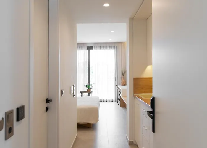 Thera Luxury Living アパートホテル ニキティ