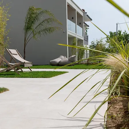 Thera Luxury Living Ξενοδοχείο με διαμερίσματα 4*