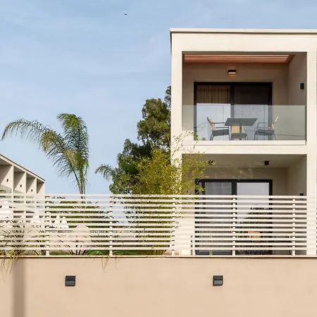 Thera Luxury Living Νικήτη