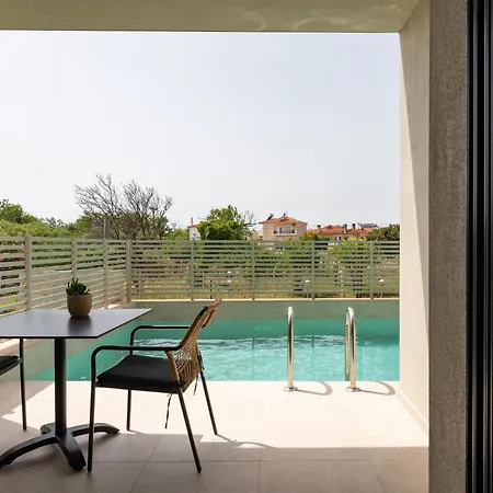 Ξενοδοχείο με διαμερίσματα Thera Luxury Living 4*