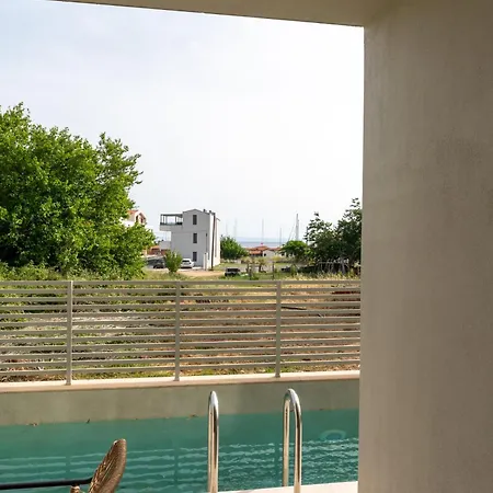 Thera Luxury Living Νικήτη