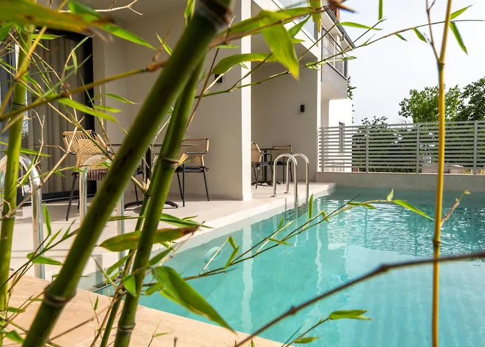 Thera Luxury Living 4*