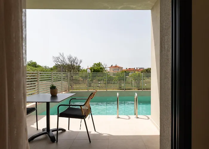 Lägenhetshotell Thera Luxury Living 4*